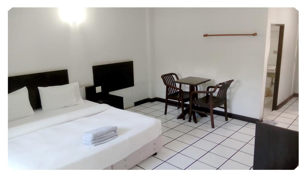 Thong Paeka Hotel Prasat Værelse billede